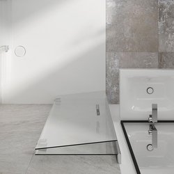 Ein modernes Badezimmer mit einer eleganten Dusche und einer freistehenden Badewanne, umgeben von hellen Fliesen und Glas.