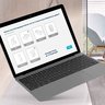 Ein Laptop schwebt über einem Badezimmerwaschtisch, während eine Auswahl an Badezimmermöbeln auf dem Bildschirm angezeigt wird.