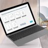 Ein Laptop schwebt über einem Badezimmerwaschtisch, während eine Auswahl an Badezimmermöbeln auf dem Bildschirm angezeigt wird.